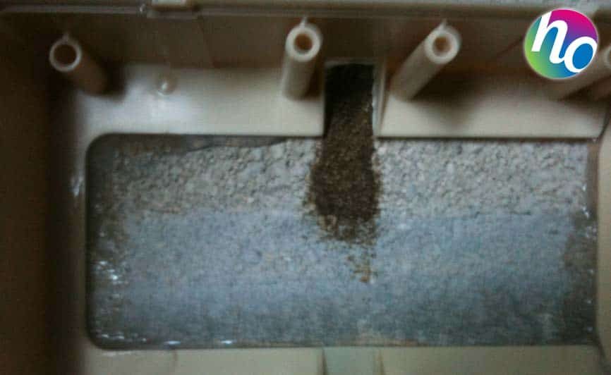 A l’intérieur de la maison, le technicien Hygiène Office dispose les stations (SENTRI BOX) sur les zones de passage des termites.